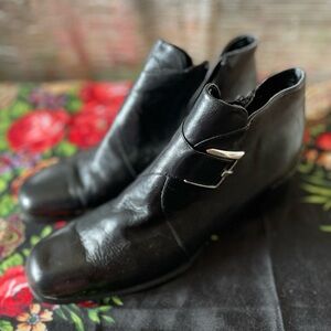 Vintage boots w buckle
